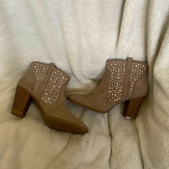 JENNIFER LOPEZ Taupe Studded Ankle Booties - Picture 1 of 7